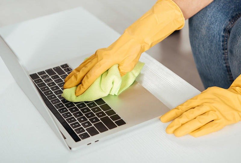 طرق تنظيف لوحة مفاتيح اللابتوب