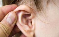 أعراض التهاب الأذن الوسطى عند الكبار والأطفال