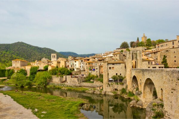 السياحة في بيسالو إسبانيا .. تقع بيسالو في الجزء الشمالي من كاتالونيا، بالقرب من مدينة جيرونا وسفوح جبال البرانس، وهي مدينة صغيرة لها تاريخ مهمّ؛ فقد كانت مركزاً اقتصاديّاً وسياسيّاً خلال العصور الوسطى، وبوتقة انصهار ثقافي حيث استمر التعايش السلمي بين المسيحيين واليهود لقرون. تعدّ بيسالو، اليوم، واحدة من أروع مواقع العصور الوسطى في كاتالونيا، ووجهة سياحية شهيرة. في الآتي، جولة على أشهر الأماكن السياحية في بيسالو.