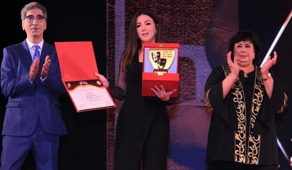 دنيا سمير غانم تبكي خلال استلام تكريم والديها على المسرح القومي
