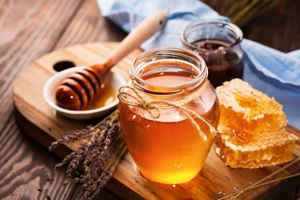 وصفات طبيعية من العسل للعناية بالبشرة ....تعرف عليها