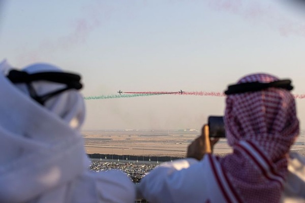 تألق طيارو فرسان الإمارات و الصقور السعودي للاستعراضات الجوية في سماء دبي