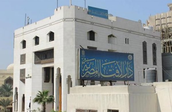 حكم الدعاء جهرًا عند القبر .. تعرف على رد الإفتاء والبحوث الإسلامية