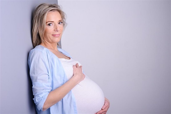 الحمل المتأخر .. دراسة تكشف مخاطره على الأم والجنين