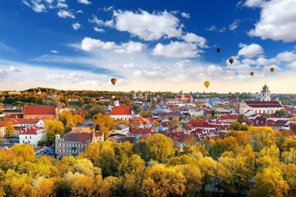 ليتوانيا وجهة سياحية جذابة لعشاق التاريخ .. ليتوانيا هي أول دولة في الجمهورية السوفيتية تغادر الاتحاد السوفياتي في عام 1990. من العاصمة فيلنيوس إلى المساحات المفتوحة الواسعة، هناك الكثير لزيارته في ليتوانيا وعدد مذهل من المتاحف الغريبة والمثيرة للاهتمام مثل متحف تربية النحل ومتحف المال. العديد من المواقع في البلاد هي مواقع التراث العالمي لليونسكو، وأينما اخترت الذهاب ، ستجد الشوارع المتعرجة المرصوفة بالحصى والأسواق المحلية والهندسة المعمارية المبهرة من الطوب الأحمر.