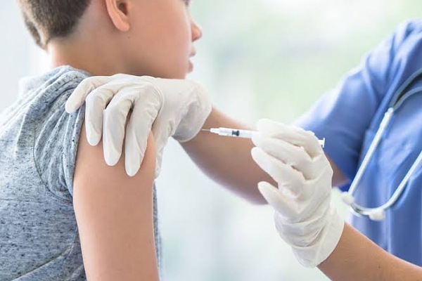 الصحة تبدأ تطعيم الأطفال من 12 عامًا بلقاح فايزر غدا بشرط موافقة ولي الامر