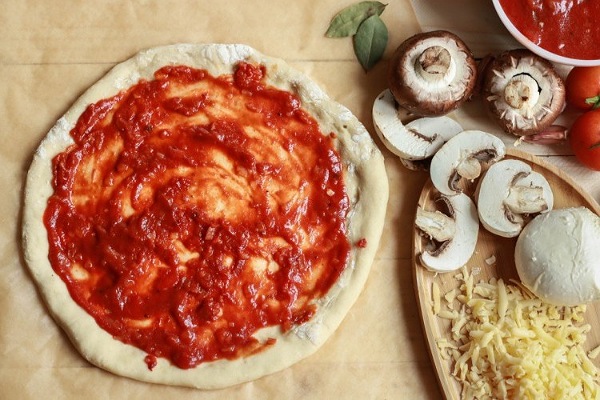 صلصة البيتزا الايطالية السهلة