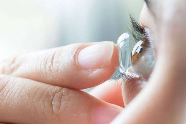أسباب التهاب العين عند ارتداء العدسات