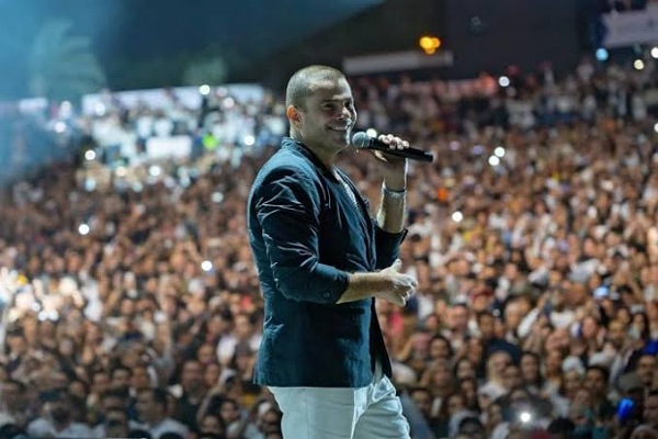 النجم عمرو دياب يتألق بحفل ضخم فى الإمارات وسط حضور جماهيرى كبير