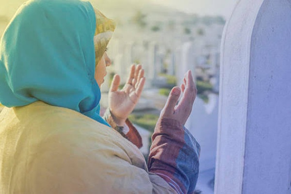 هل يجوز للمرأة زيارة المقابر أم تكتفي بالدعاء؟
