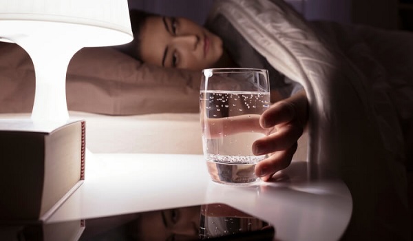 شرب الماء قبل النوم .. تعرف على فوائده ؟