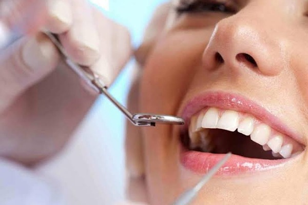 طرق طبيعية لإزالة تجاويف الأسنان الناتجة عن التسوس