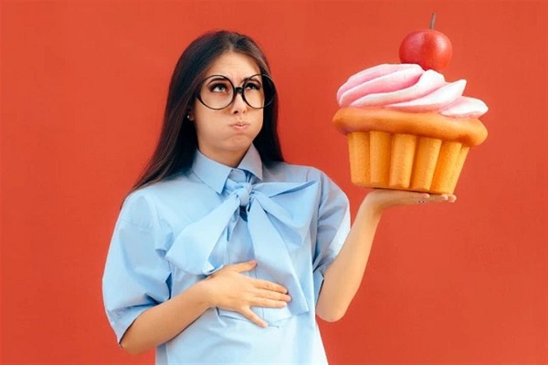 الإفراط في الحلويات يهدد جهازك الهضمي بأمراض خطيرة