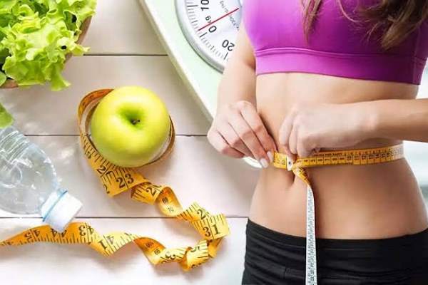 طرق إنقاص الوزن دون اتباع نظام غذائي أو ممارسة الرياضة