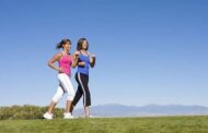 دراسة حديثة : المشي خارج المنزل في الهواء له فوائد صحية وعقلية
