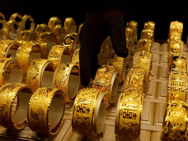 أسعار الذهب تنخفض 15 جنيها وعيار 21 يسجل 2270 جنيها للجرام