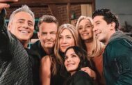 أبطال مسلسل Friends يشاركون حزنهم على وفاة صديقهم ماثيو بيري